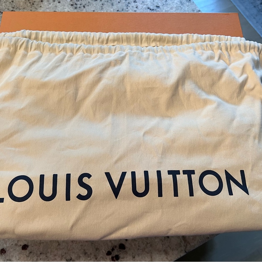Louis Vuitton OnTheGo GM Tote - Picture 5 of 6